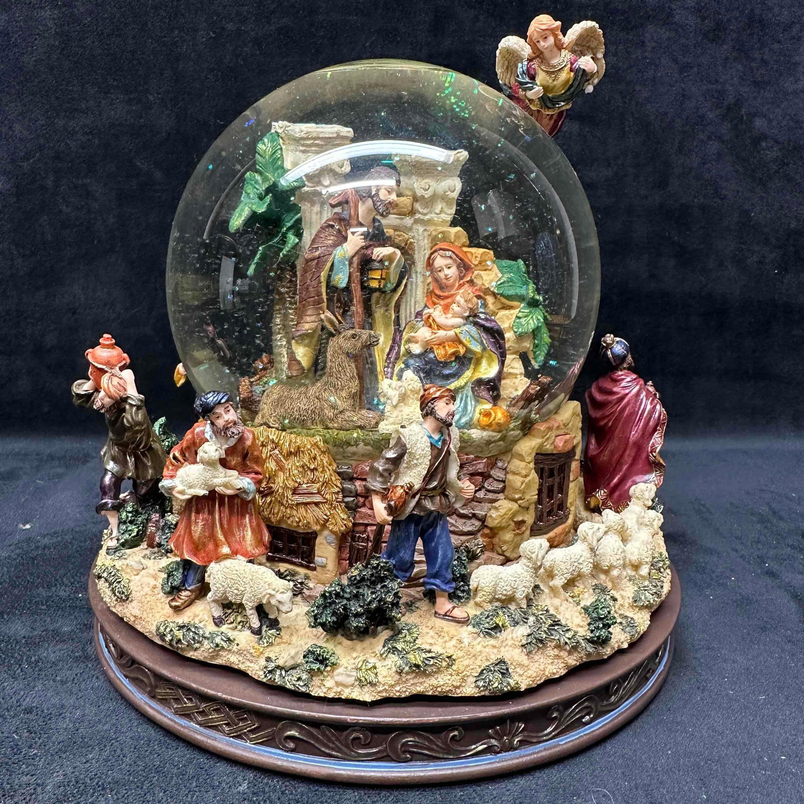 Kirkland Musical Nativity Waterglobe with Revolving Base Little Town of Bethlehem Decor: Fully functional, turn key music and light working. Includes original box. This item is in good like new, previously displayed condition with light wear, and surface scratches. Please reference all ph