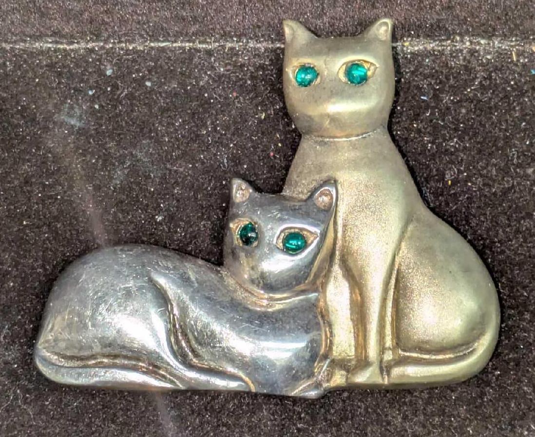 Vintage Gorham Sterling Silver Cat Brooch With Emerald Eyes: Vintage Gorham Sterling Silver Cat Brooch With Emerald Eyes. This piece of jewelry has been tested and researched prior to listing. Please view all our pictures they are part of our description. DETAI
