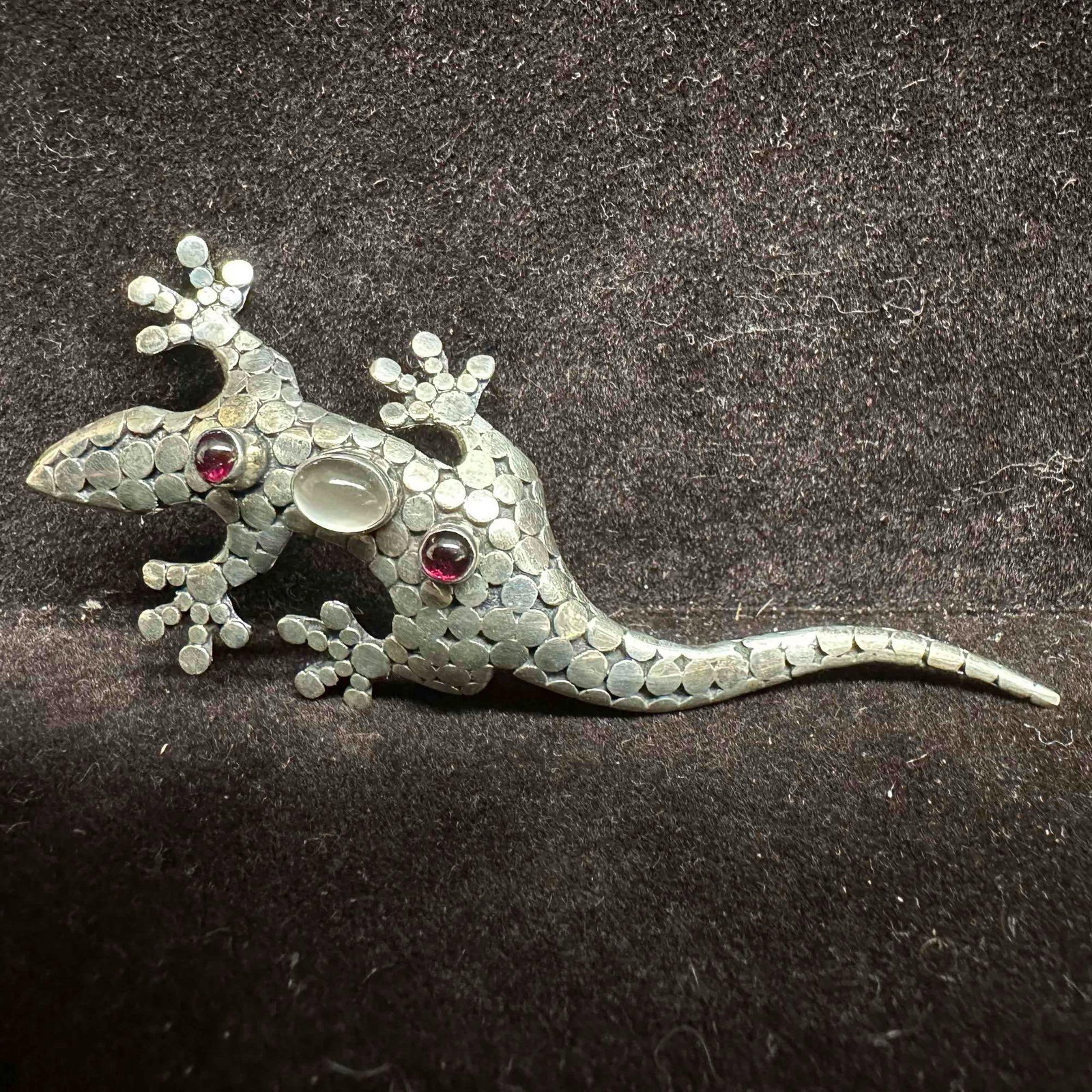 Sterling Silver Moonstone Garnet Stone Gecko Lizard Brooch: This item is in good pre-owned, previously used/displayed condition with noticeable light wear, and surface scratches. Please reference all photos for full details. This piece of jewelry has been test