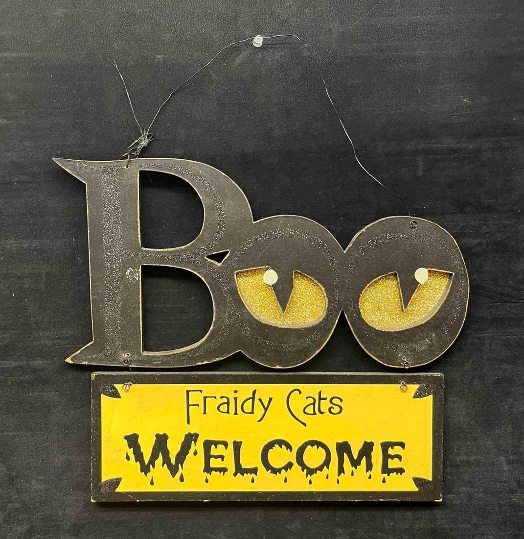 Halloween Decor Sign Boo Fraidy Cats Welcome C: This lot contains a Halloween Decor Sign Boo Fraidy Cats Welcome C. It is approx 12 1/4" x 15" x 1/2". Total weight is 1.2lbs. Overall the Halloween decor sign is in good pre owned condition. Ple