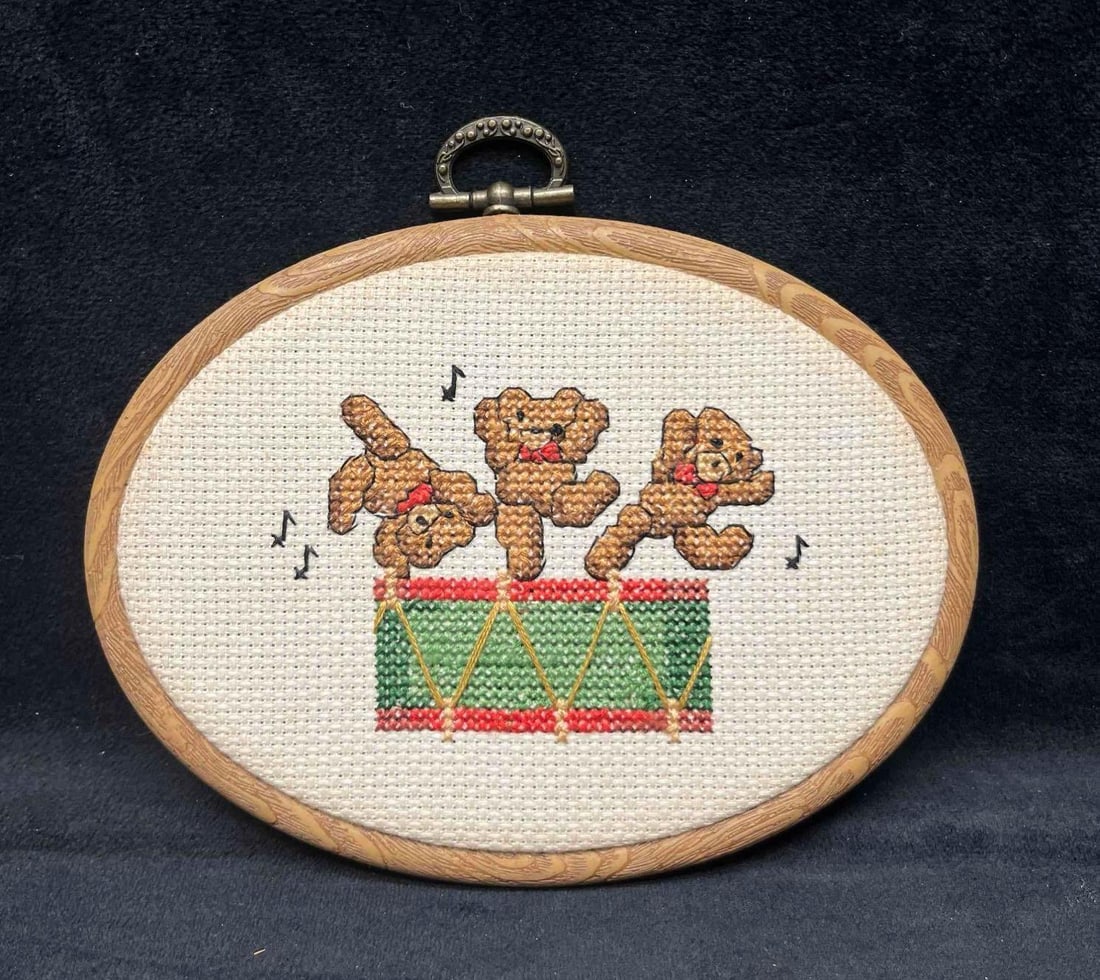 Dale Burdett Dancing Bearkins Country Christmas Cross Stitch: This lot contains a Dale Burdett Dancing Bearkins Country Christmas Cross Stitch. It is approx 5 1/4" x 6" x 1/2". Total weight is approx 1.9oz. Overall the Cross Stitch is in good pre owned cond