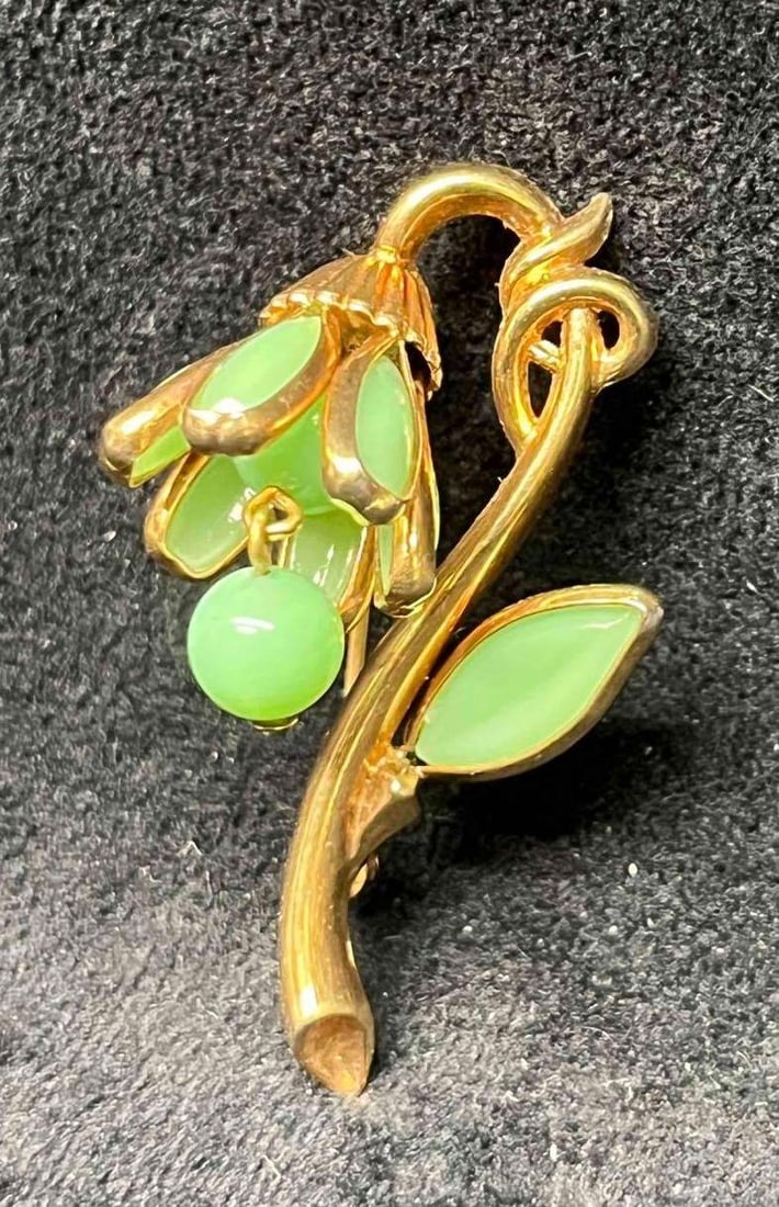 Signed Vintage Crown Trifari Flower Brooch Philippe Molded Articulated Glass Poured Sage Petals: This lot contains a Signed Vintage Crown Trifari Flower Brooch Philippe Molded Articulated Glass Poured Sage Petals. It is approx 1 3/4" x 3/4" x 1". Total weight is 0.3oz. Overall the vintage brooch