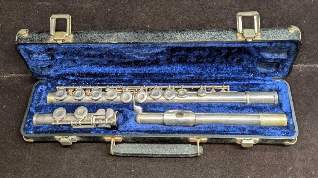 Vintage W.T.Armstrong Flute model 104: Vintage W.T.Armstrong Flute model 104. Comes with a Armstrong carrying case that is approx 16" x 5" x 2 3/4" and it weigh 2.87lbs. The case has some surface rust and the flute has some signs of wear a