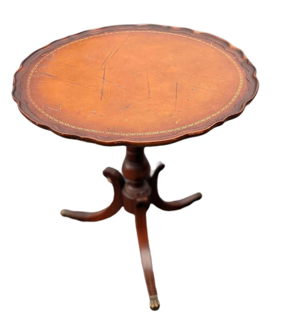 Vintage Imperial Furniture Grand Rapids Pie Crust Tea Table: Vintage "Imperial Furniture" made in Grand Rapids, Michigan Wooden Pie Crust Tea Table. Appears to have been made during the 1950s. Is approx 27" x 27" x 27" and it weighs 10lbs. The table