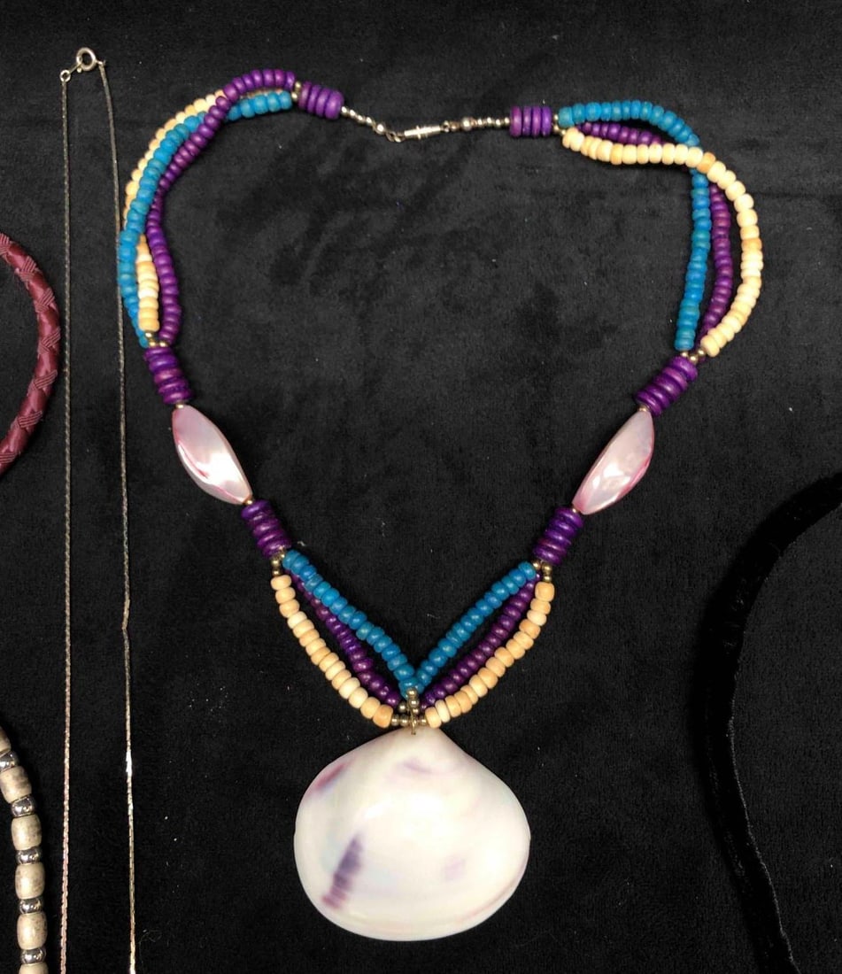 Mystery Bundle Grab Bag Of Necklaces: This lot contains a mystery bundle of necklaces. Altogether the bundle weighs about 0.3lbs. Overall the necklaces are in good sued condition with some light ware from use over time. Please reference&n