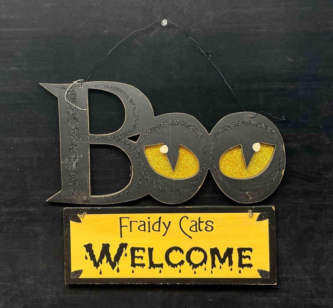 Halloween Decor Sign Boo Fraidy Cats Welcome B: This lot contains a Halloween Decor Sign Boo Fraidy Cats Welcome B. It is approx 12 1/4" x 15" x 1/2". Total weight is 1.2lbs. Overall the Halloween decor sign is in good pre owned condition. Ple