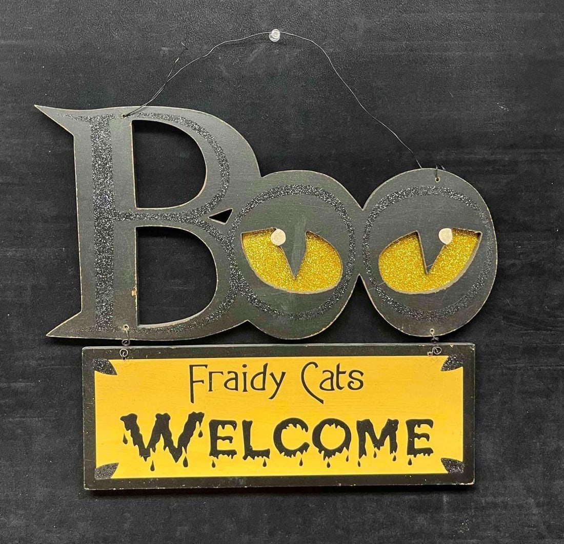 Halloween Decor Sign Boo Fraidy Cats Welcome D: This lot contains a Halloween Decor Sign Boo Fraidy Cats Welcome D. It is approx 12 1/4" x 15" x 1/2". Total weight is 1.2lbs. Overall the Halloween decor sign is in good pre owned condition. Please r