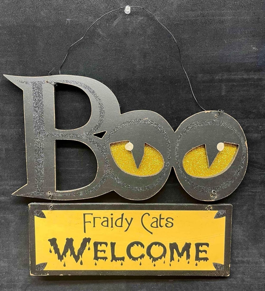 Halloween Decor Sign Boo Fraidy Cats Welcome A: This lot contains a Halloween Decor Sign Boo Fraidy Cats Welcome A. It is approx 12 1/4" x 15" x 1/2". Total weight is 1.2lbs. Overall the Halloween decor sign is in good pre owned condition. Please r
