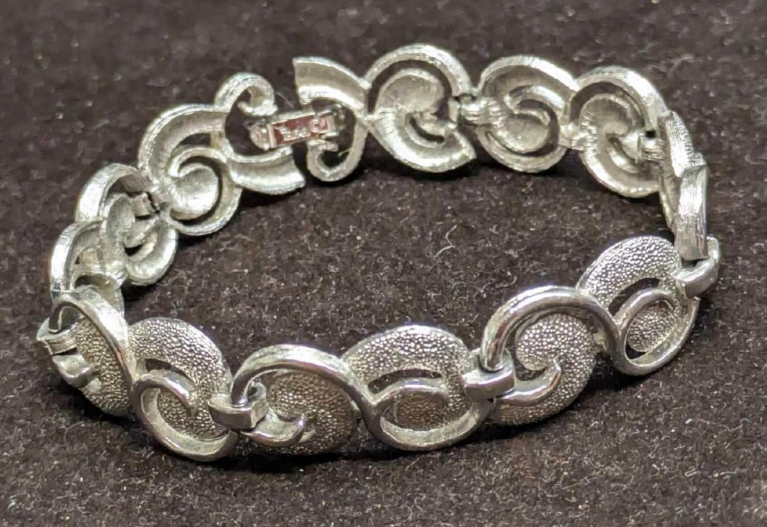 Vintage 7" Trifari Silvertone Bracelet: Vintage 7" Trifari Silvertone Bracelet. This is approx 7" and it weighs 0.05lb. The bracelet has some signs of wear. 