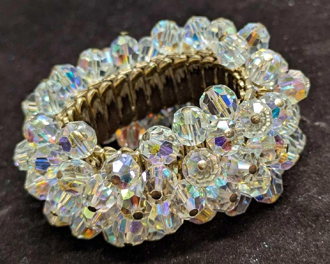 Vintage Expansion Cha Cha Clear Bead Bracelet: Vintage Expansion Cha Cha Clear Bead Bracelet. Made of clear glass beads. This is approx 3" x 1 1/4" x 3" and it weighs 0.18lb.