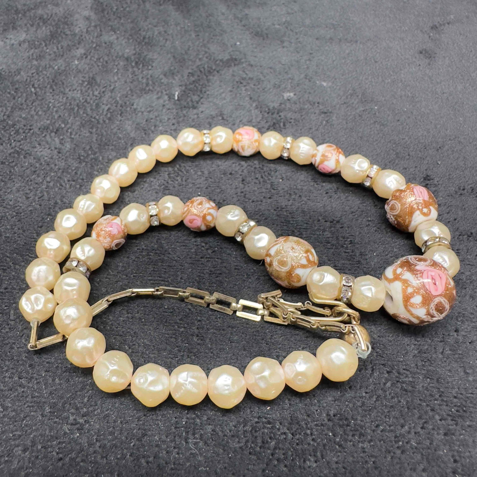 Murano Venetian Glass Lamp Work Pearl Accents Floral White Round Bead Beaded Necklace B42: Murano Venetian Glass Lamp Work Pearl Accents Floral White Round Bead Beaded Necklace B42. Necklace with white colored glass beads with beautiful hand painted designs on each. The necklace features pe