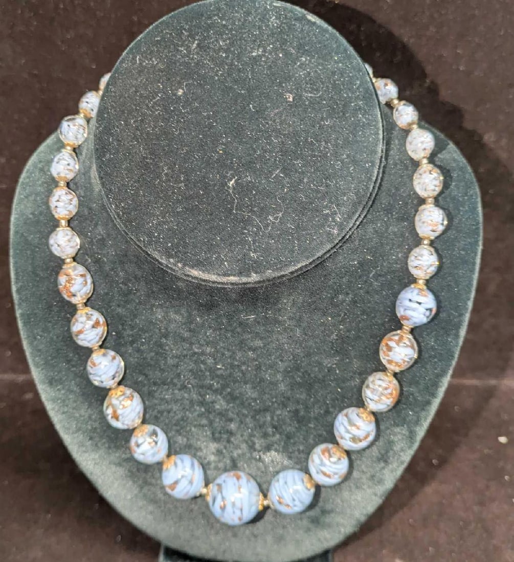 Vintage Italian Murano Art Green And Gold Glass Bead Necklace AA: Vintage Italian Murano Art Green And Gold Glass Bead Necklace AA. This is approx 18" and it weighs 0.18lb. The necklace has a barrel clasp closure. 