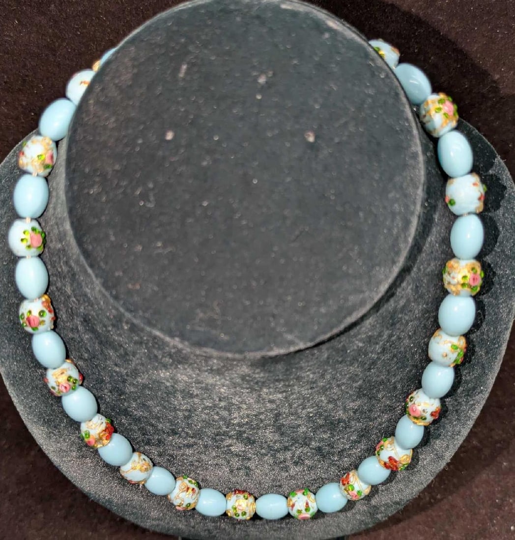 Vintage Italian Murano Art Glass Bead Necklace YYY: Vintage Italian Murano White And Gold Art Glass Bead Necklace YYY. Glass beads with hand painted designs. Is approx 17" and it weighs 0.10lb.