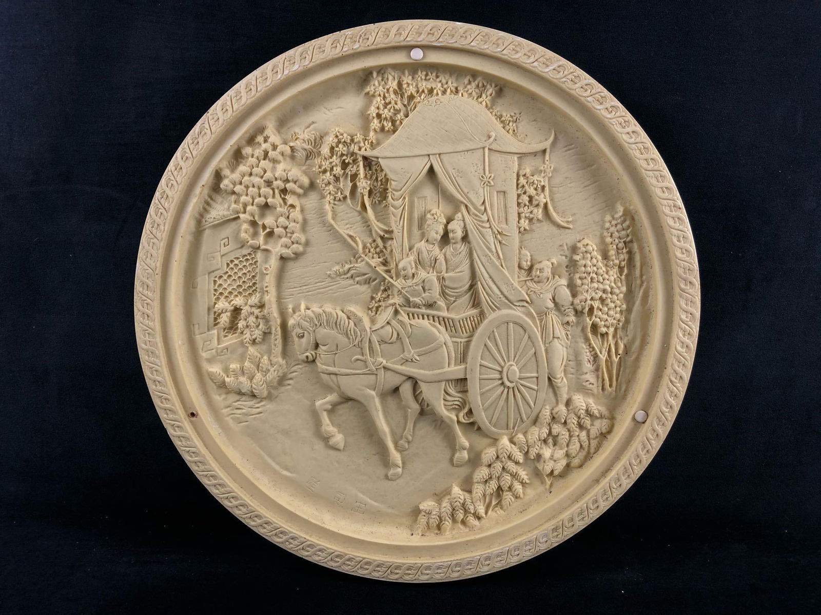 Vintage Detailed Japanese Table Top Resin Carving: Vintage Detailed Japanese Table Top Resin Carving.This detailed resin carving was once a table but unfortunately its missing its pedestal and glass. Auctioned as for decor.this piece would look nice i