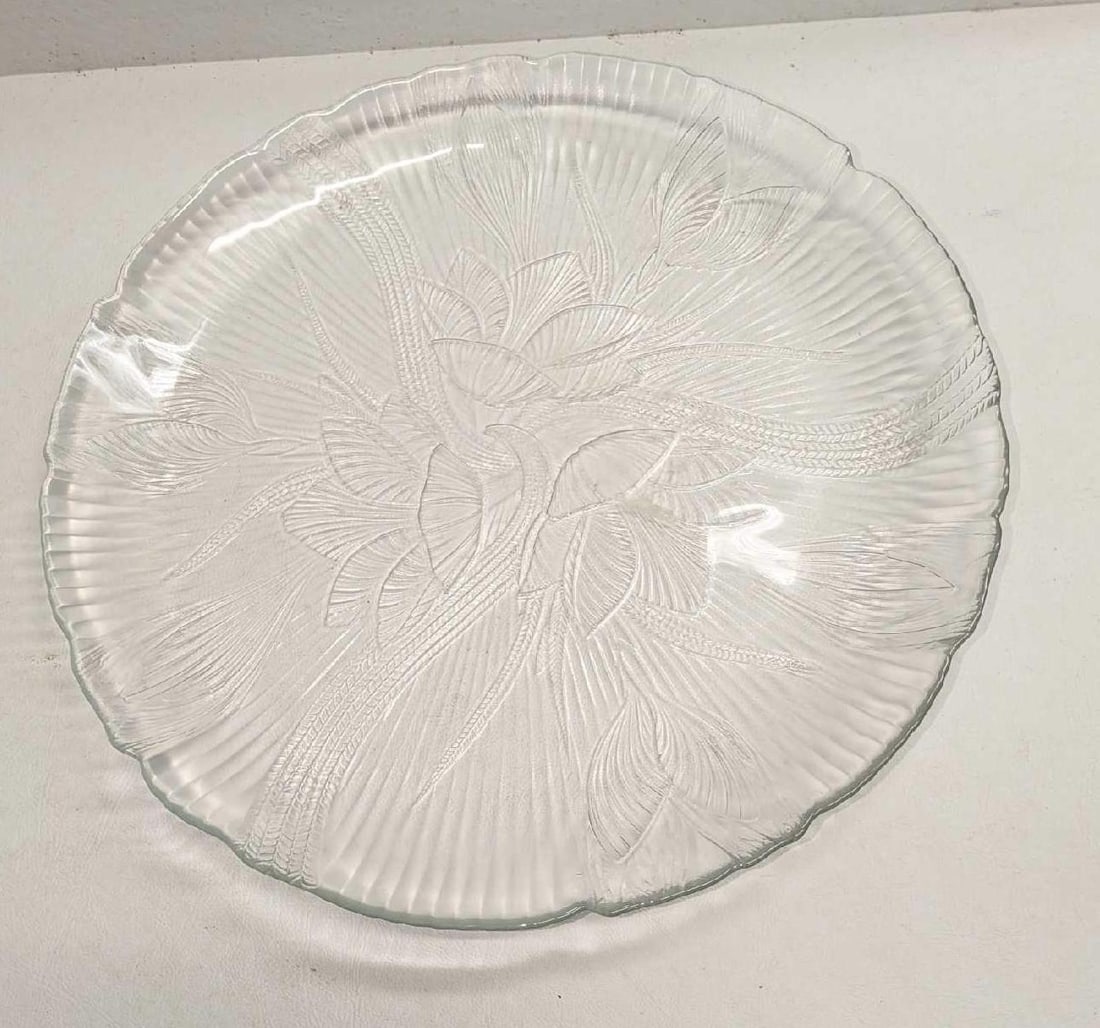 4 Retired ARCOROC Canterbury Glass Dinner Plates: 4 Retired ARCOROC Canterbury Glass Dinner Plates. Each plate is approx 10 5/8" x 10 5/8" x 1" and the total weight is 5.35lbs. The plates have no chips or cracks.