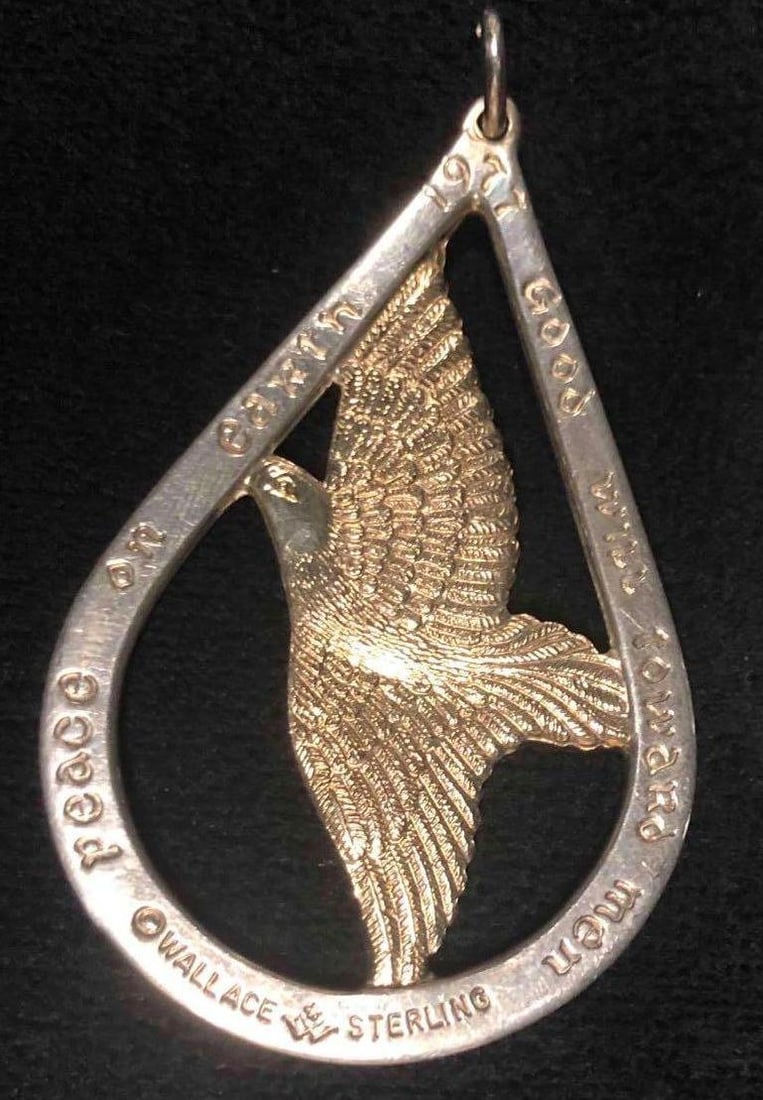 Wallace Sterling Silver Necklace Attachment: This lot contains a Wallace Sterling Silver necklace attachment. It is approx 2 1/4" x 1 1/2" and weighs about 0.04lbs. The necklace is engraved with "1977 Peace on earth Good will toward men." Overal