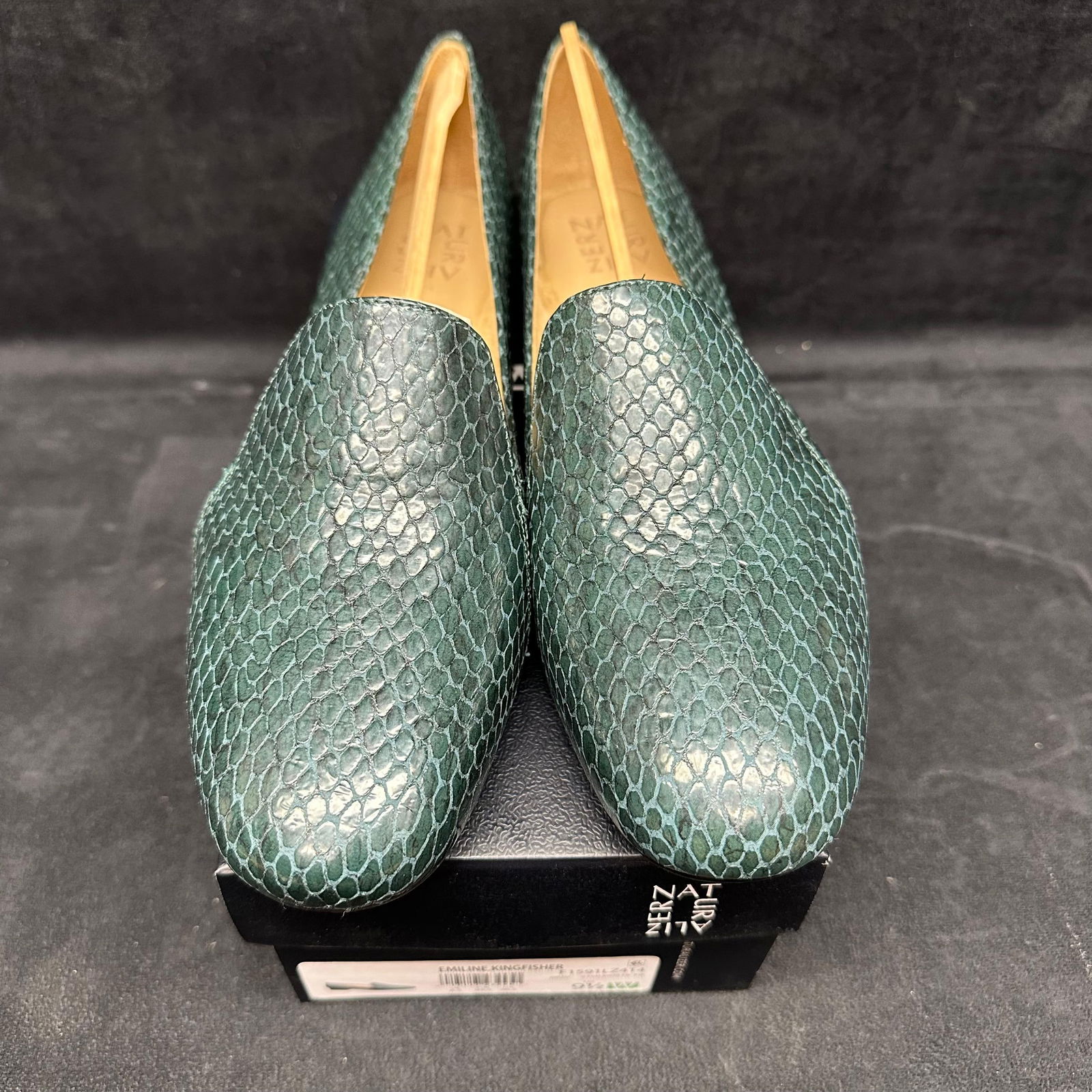Naturalizer Emiline Kingfisher Loafers Size 9.5W Leather Teal Green Snake Print: Stylish pair of Naturalizer Emiline loafers in the striking Kingfisher colorway. Features a faux snakeskin textured leather upper in rich teal green, cushioned insoles, and low stacked heels. Women’