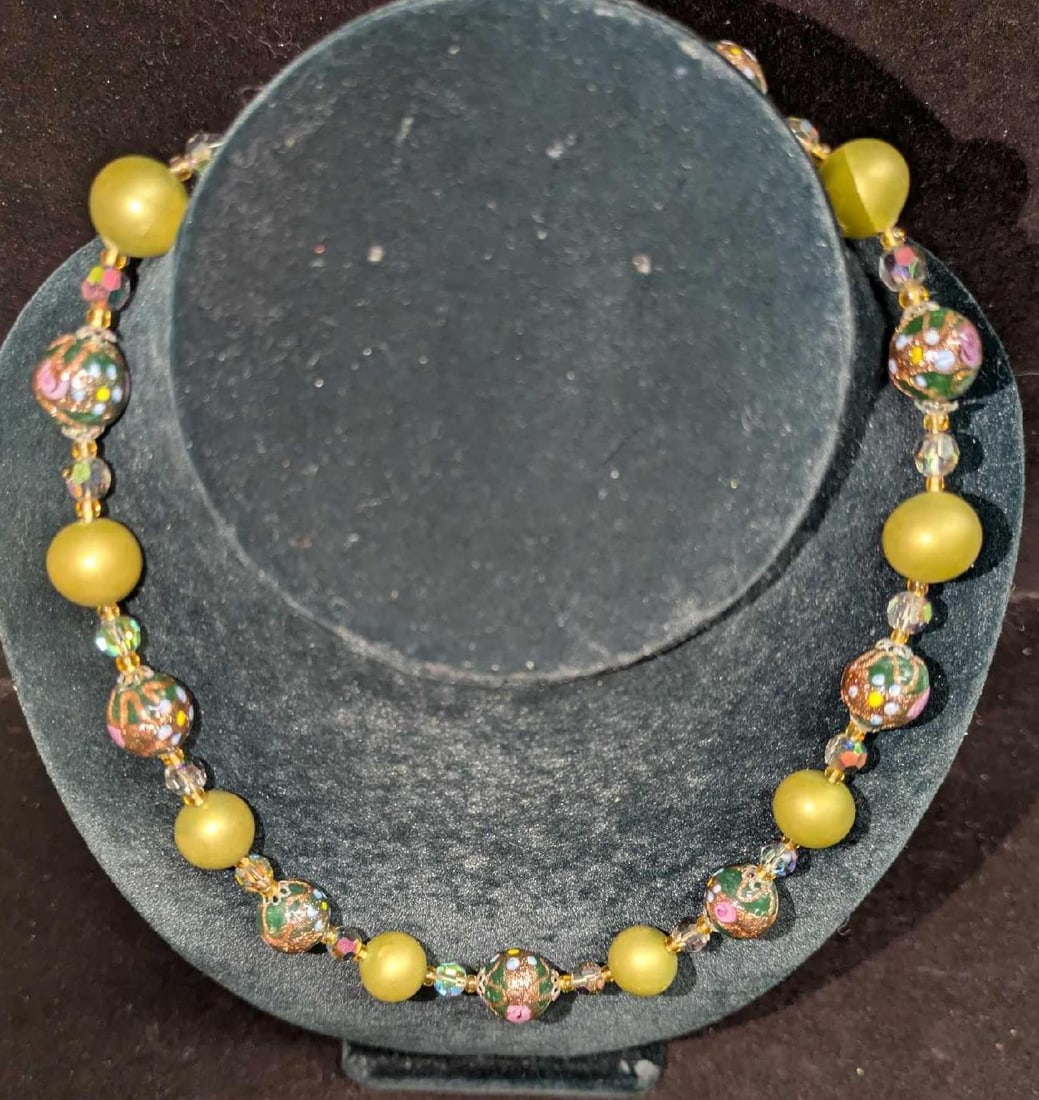 Vintage Italian Murano Art Glass Bead Necklace VVVV: Vintage Italian Murano Art Glass Bead Necklace VVVV. Colorful glass beads with hand painted designs and has a clasp with rhinestones. This is approx 17" and it weighs 0.11lb.