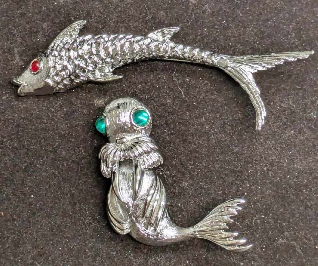 2 Vintage Silver Tone Monet Walrus Koi Fish Pin Brooches (1 of 6)