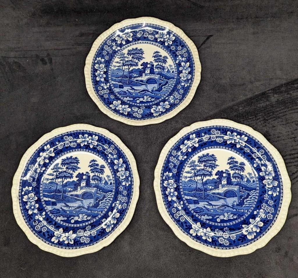3 Retired Spode Blue Tower China Luncheon Plates B: 3 Retired Spode Blue Tower China Luncheon Plates B. Each is approx 9 1/4" x 9 1/4" x 1 1/8" and the total weight is 2.05 lbs. The plates have some markings on the back and one of the plates has a chip