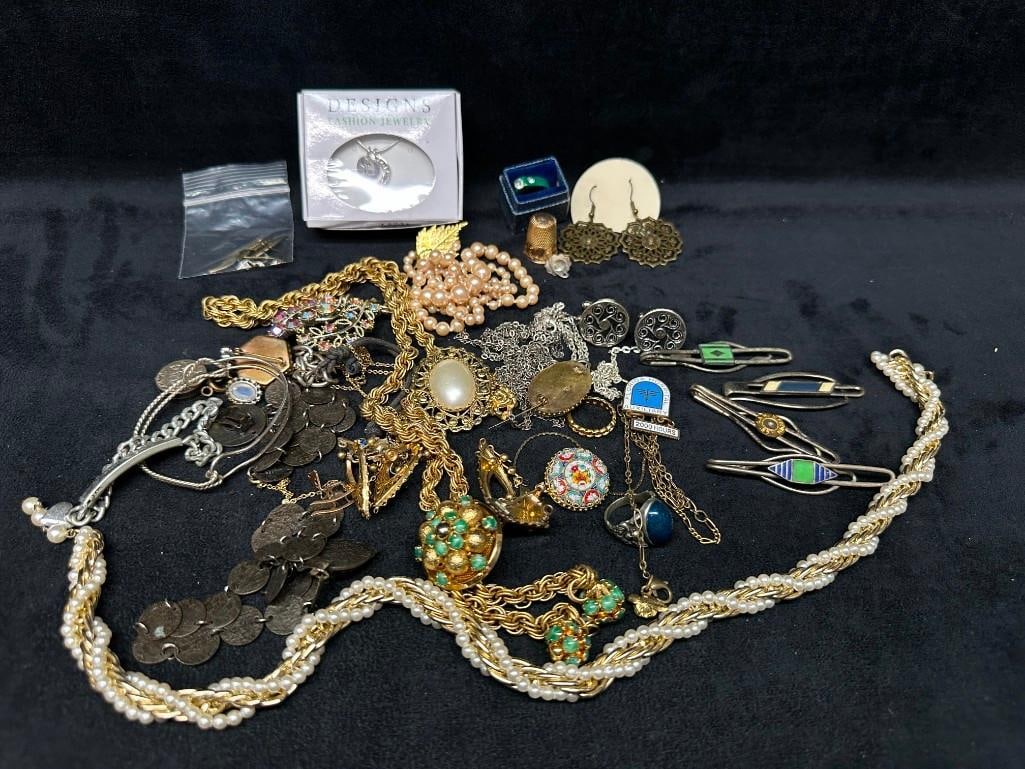 Lot of Mixed Vintage Costume Jewelry A (1 of 5)