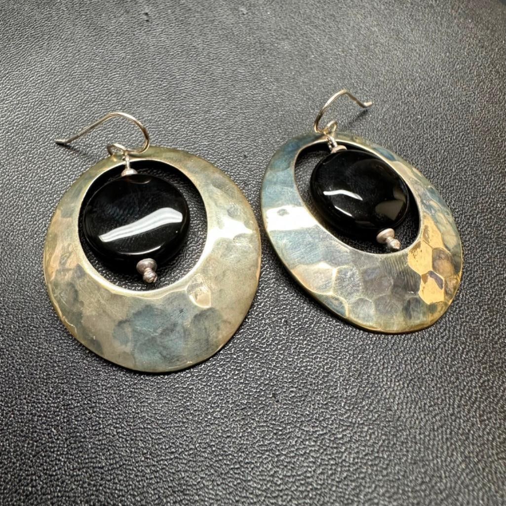Sterling Onyx Concentric Earrings: This piece of jewelry has been tested and researched prior to listing. Please view all our pictures they are part of our description. DETAILS: Metal - Sterling Silver Color - Silver Stones - onyx Hall
