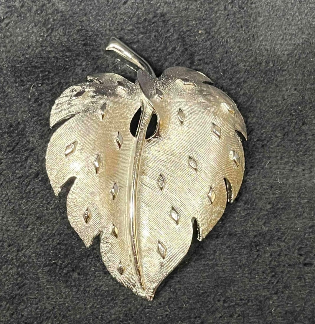 Vintage Signed Crown Trifari Silver Tone Leaf Brooch (B) (1 of 7)