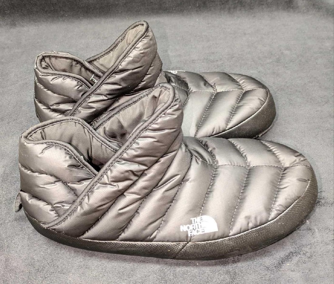 Men's Size 13 North Face Black Thermoball Loafers: Men's Size 13 North Face Black Thermoball Loafers. Each is approx 5 1/2" x 12 1/2" x 6 1/2" and the total weight is 1.30lb. The shoes do not appear to have been worn. Please see the im