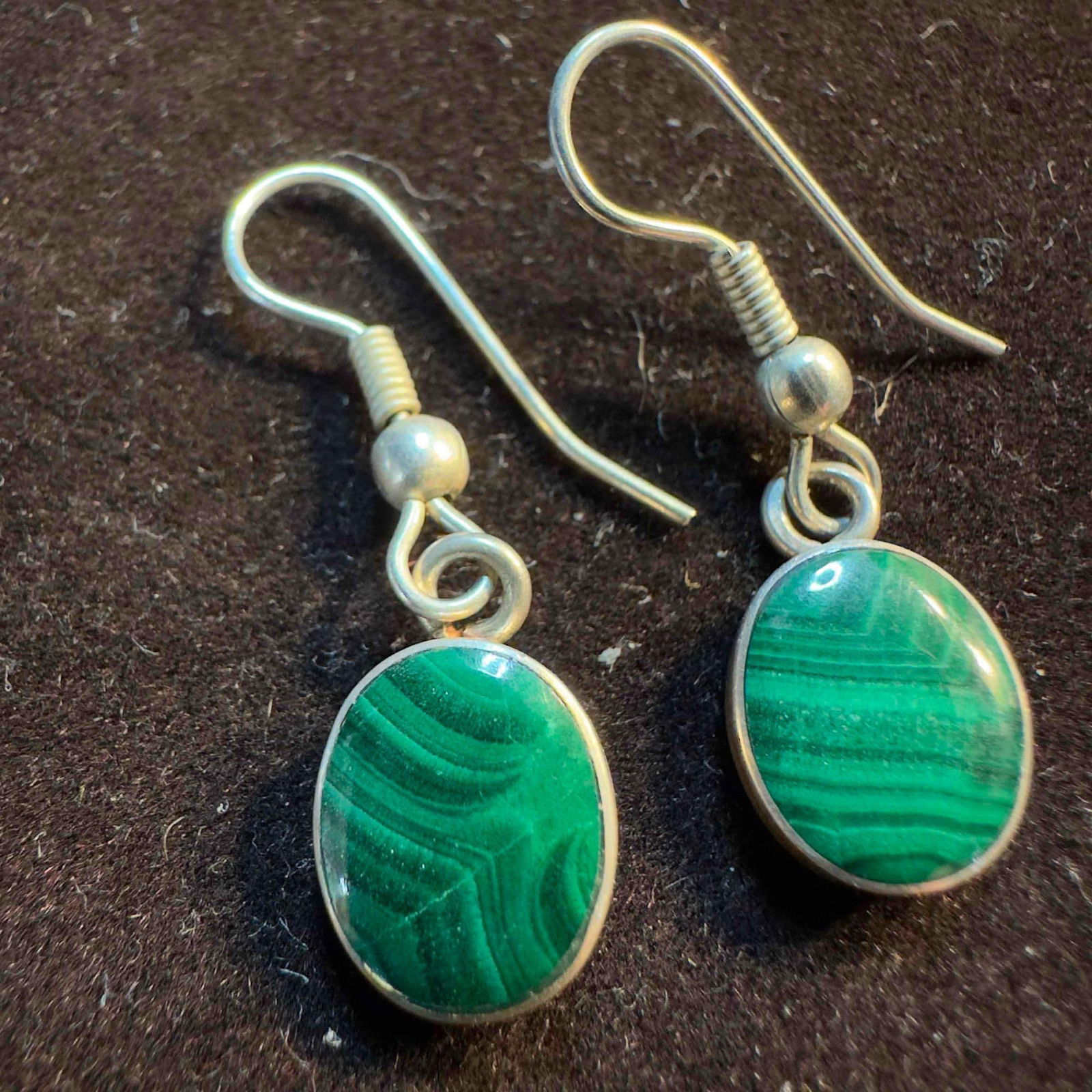 Malachite Sterling Oval Dangle Earrings SS96: This item is in good pre-owned, previously used/displayed condition with noticeable light wear, and surface scratches. Please reference all photos for full details. This piece of jewelry has been test