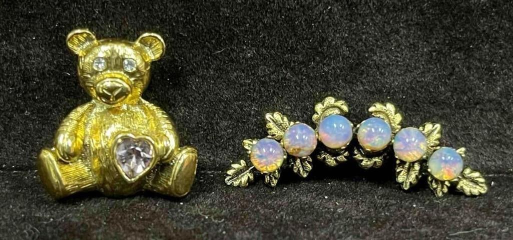 1928 Gold Tone Bear Brooch With Pink Rhinestone Heart And Matching Leaf Brooch (1 of 6)