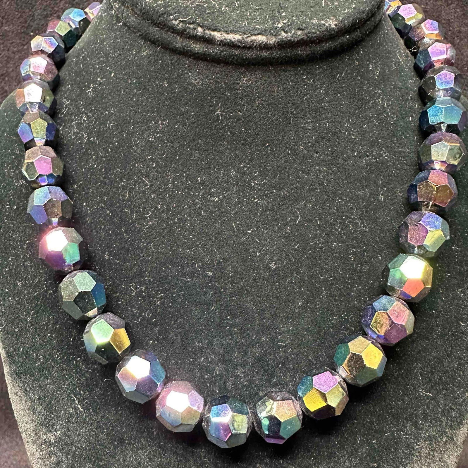Iridescent Faceted Glass Bead Necklace I83: Non marked, maker unknown, costume jewelry necklace. This item is in good pre-owned, previously displayed condition with light wear, and surface scratches. Please reference all photos for full details