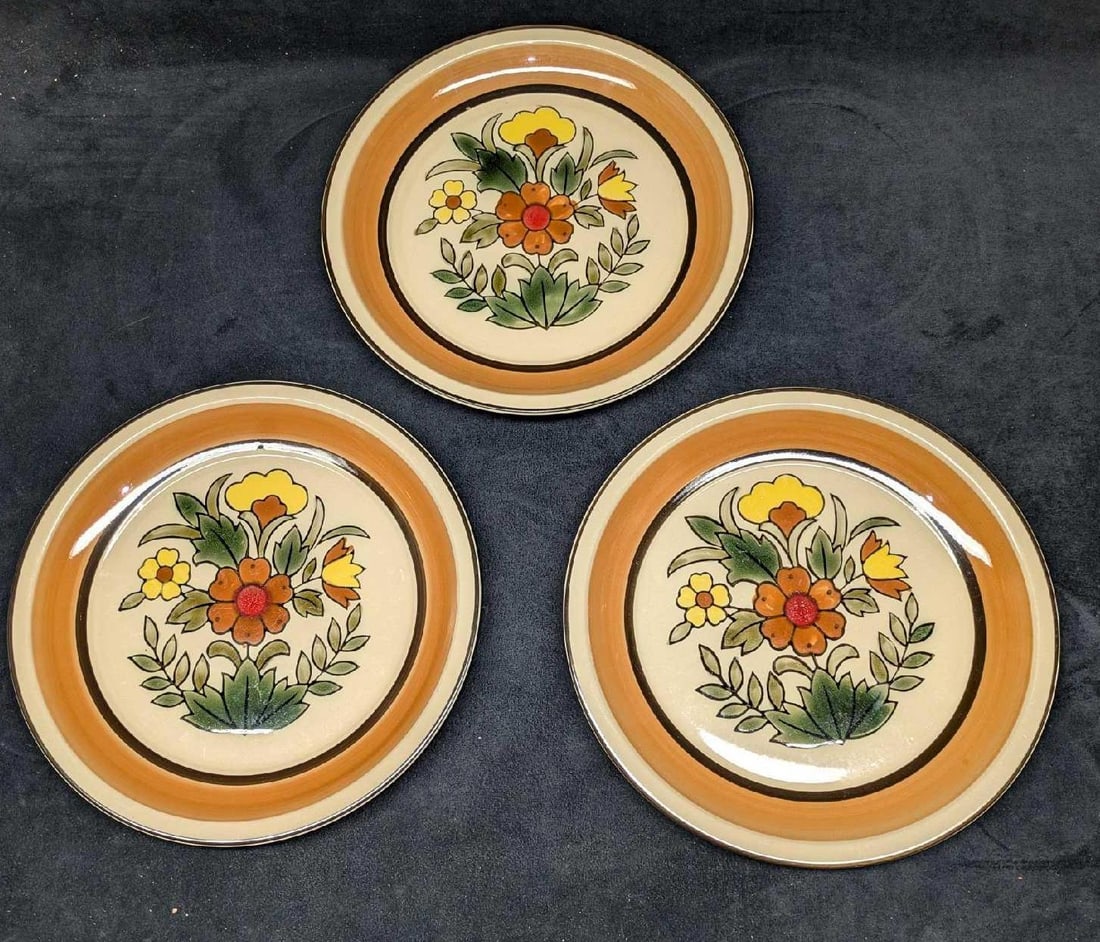 3 Vintage Momoyama Stoneware Floral Dinner Plates B: 3 Vintage Momoyama Stoneware Floral Dinner Plates B. Made in Japan. Dishwasher Safe. Each plate is approx 10 5/8" x 10 5/8" x 1 1/8" and the total weight is 5.16 lbs. The plates have some signs of wea