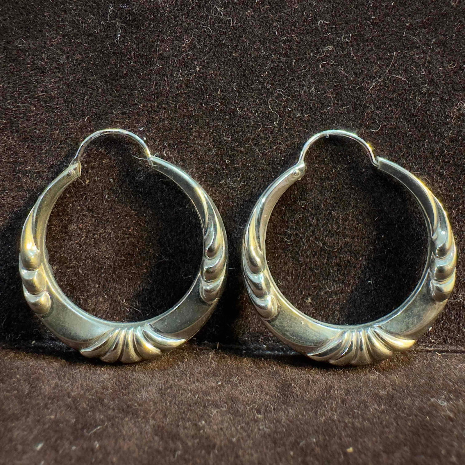 Germany Sterling Silver Hoop Ribbed Accent Earrings B11: This item is in good pre-owned, previously used/displayed condition with noticeable light wear, and surface scratches. Please reference all photos for full details. This piece of jewelry has been test