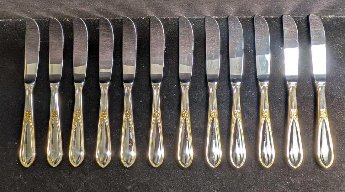12 German 3Plus Solingen 18/10 Dinner Knives: 12 German 3Plus Solingen 18/10 Dinner Knives. Each is made of rust-resistant 18/10 chrome-nickel stainless steel. Each knife is approx 3/4 x 1/4" x 8 1/4" and the total weight is 2.06lbs. The