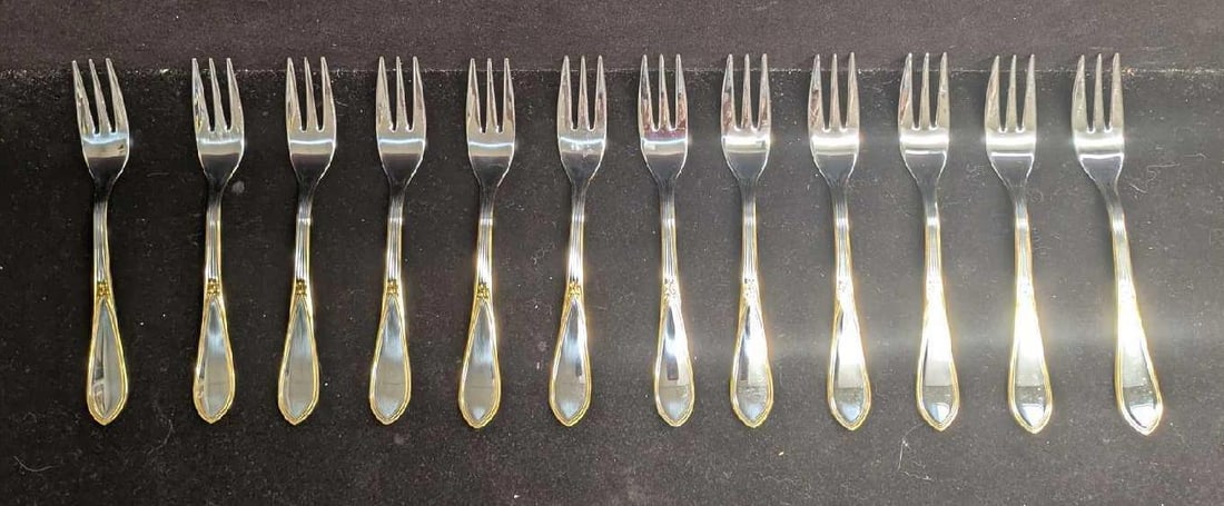 12 German 3Plus Solingen 18/10 Salad Forks: 12 German 3Plus Solingen 18/10 Salad Forks. Each is made of rust-resistant 18/10 chrome-nickel stainless steel. Each fork is approx 3/4" x 1/2" x 5 3/4" and the total weight is 0.65lb. The forks have 
