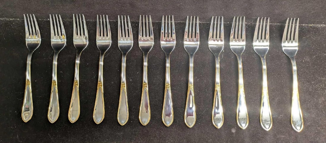 12 German 3Plus Solingen 18/10 Dinner Forks: 12 German 3Plus Solingen 18/10 Dinner Forks. Each is made of rust-resistant 18/10 chrome-nickel stainless steel. Each fork is approx 1" x 1/2" x 7 3/4" and the total weight is 1.27lb. The fo