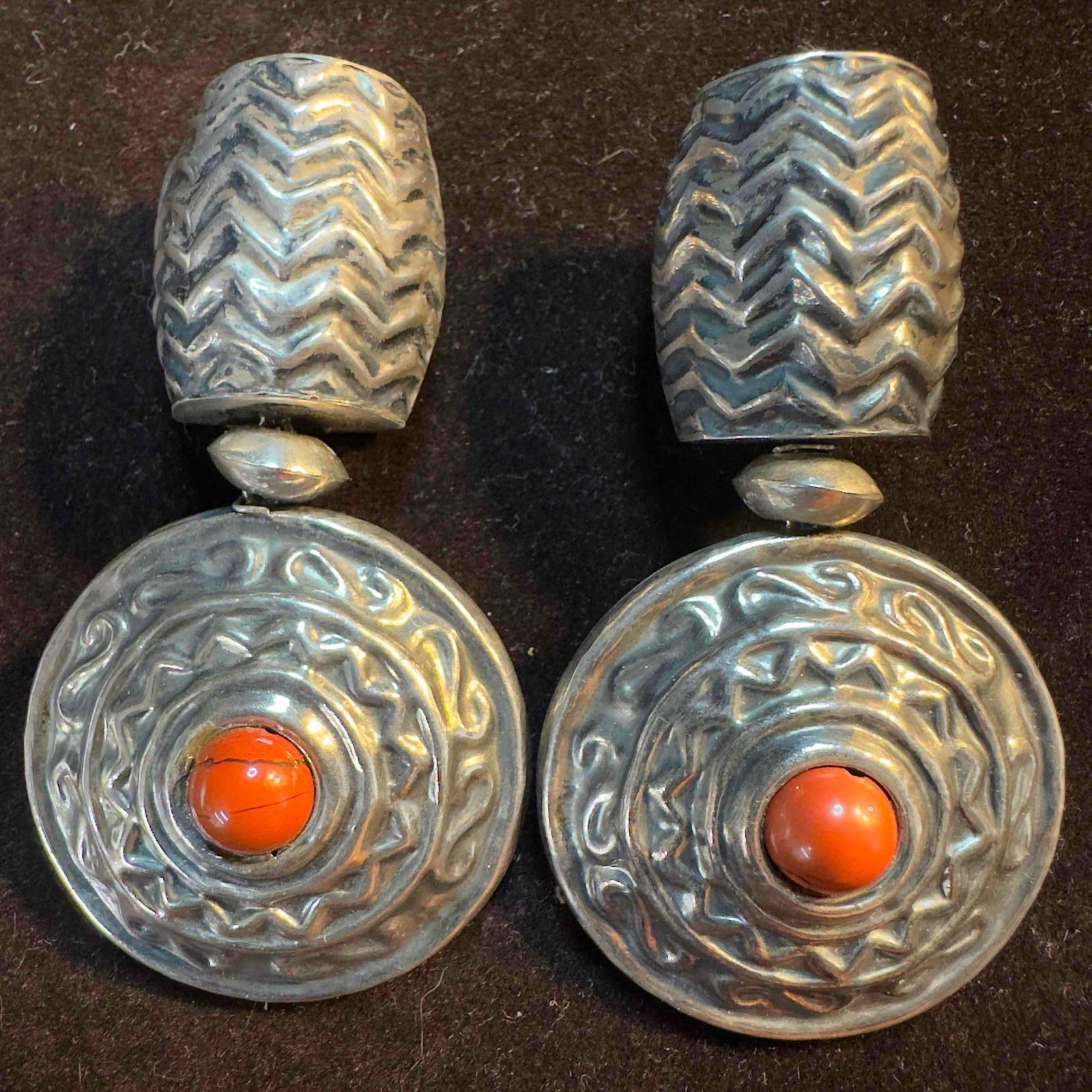 Peru 925 Sterling Silver Red Coral Large Clip On Earrings: This item is in good pre-owned, previously used/displayed condition with noticeable light wear, and surface scratches. Please reference all photos for full details. This piece of jewelry has been test