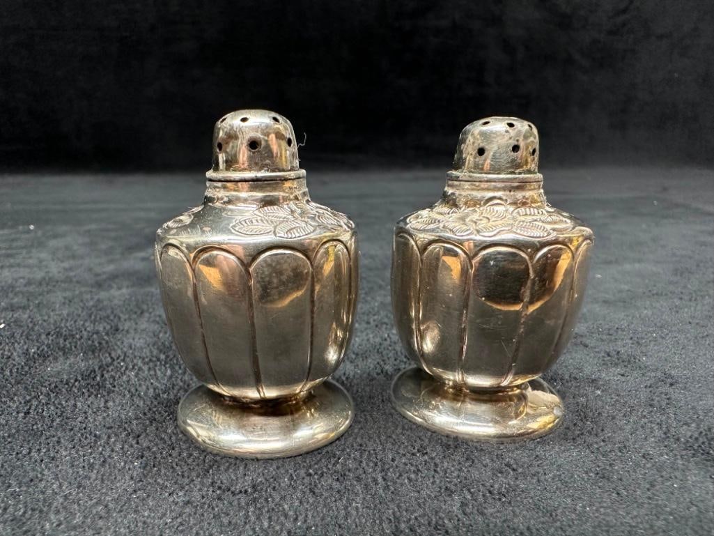 Pair of Sterling Sanborns Salt & Pepper Shakers: Pair of Sterling Sanborns Salt & Pepper Shakers Two sterling shakers for salt and pepper, made by Sanborns in Mexico. Based on the style of the design, the shakers appear to be Mid-Century. Approx