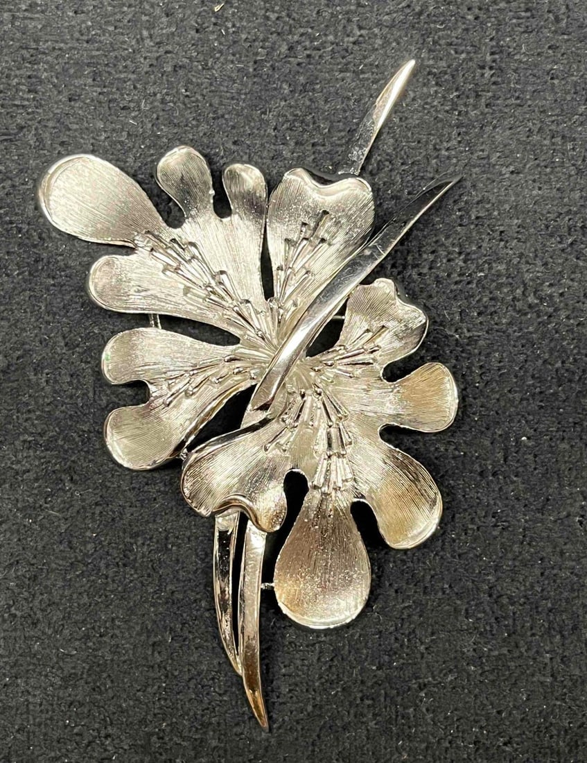 Signed Vintage Crown Trifari Silver Tone Brooch: This lot contains a Signed Vintage Crown Trifari Silver Tone Brooch. It is approx 3 1/4" x 2" x 1/2". Total weight is approx 0.9oz. Overall the Vintage Crown Trifari Brooch is in excellent pre owned c