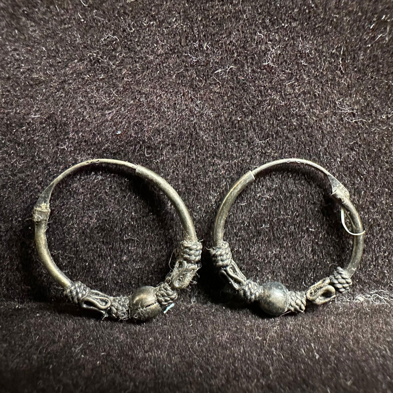 925 Sterling Silver Patterned Hoop Earrings M24: This item is in good pre-owned, previously used/displayed condition with noticeable light wear and surface scratches. Please reference all photos for full details. This piece of jewelry has been teste