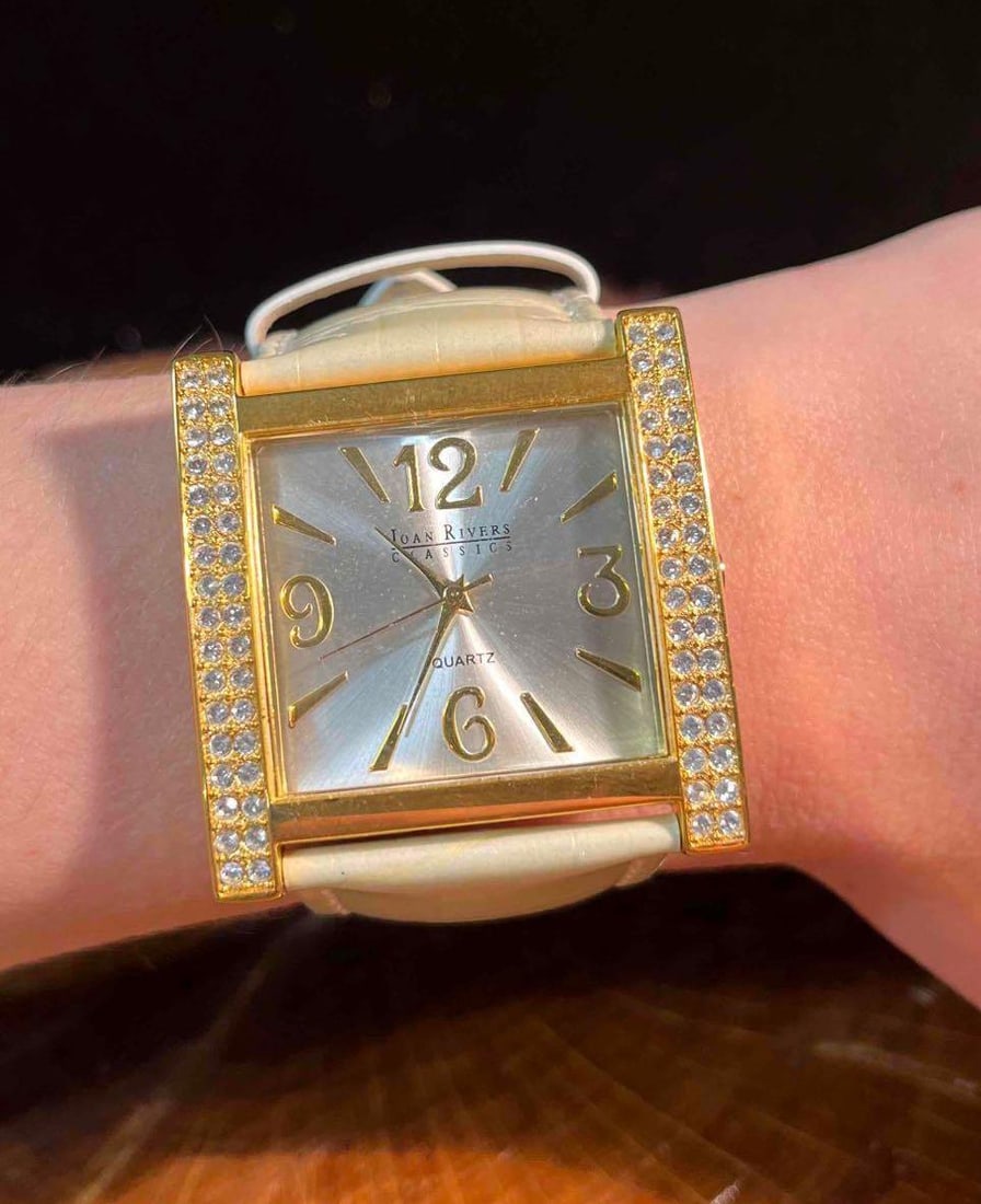 Joan Rivers Classics Genuine Leather Gold Tone Watch V377: This lot contains a Joan Rivers Classics Genuine Leather Gold Tone Watch V377. It is approx 9 1/4" x 1 3/4" x 1/4". Total weight is approx 1.6oz. Overall the Joan Rivers Watch is in good used conditio