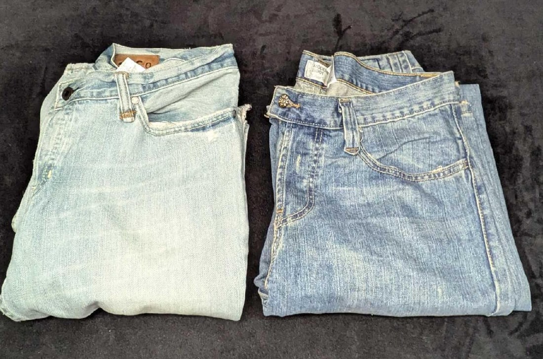 2 Pairs Of Levis Boot Cut Men's Size 34 Jeans: 2 Pairs Of Levis Boot Cut Men's Size 34 Jeans. This lot includes: (1) Mens Size 34 1969 Extra Low Rise Boot Cut Jeans. This was made of 100% Cotton. (1) Levis Modern Boot Silver Tab Man's Size 34 Jean