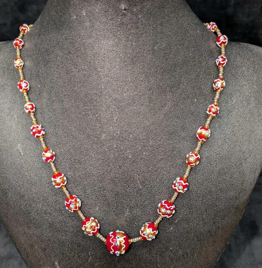 Vintage Italian Murano Red And Gold Art Glass Bead Necklace PP: Vintage Italian Murano Red And Gold Art Glass Bead Necklace PP. Glass beads with hand painted designs. Is approx 22" and it weighs 0.06lb.
