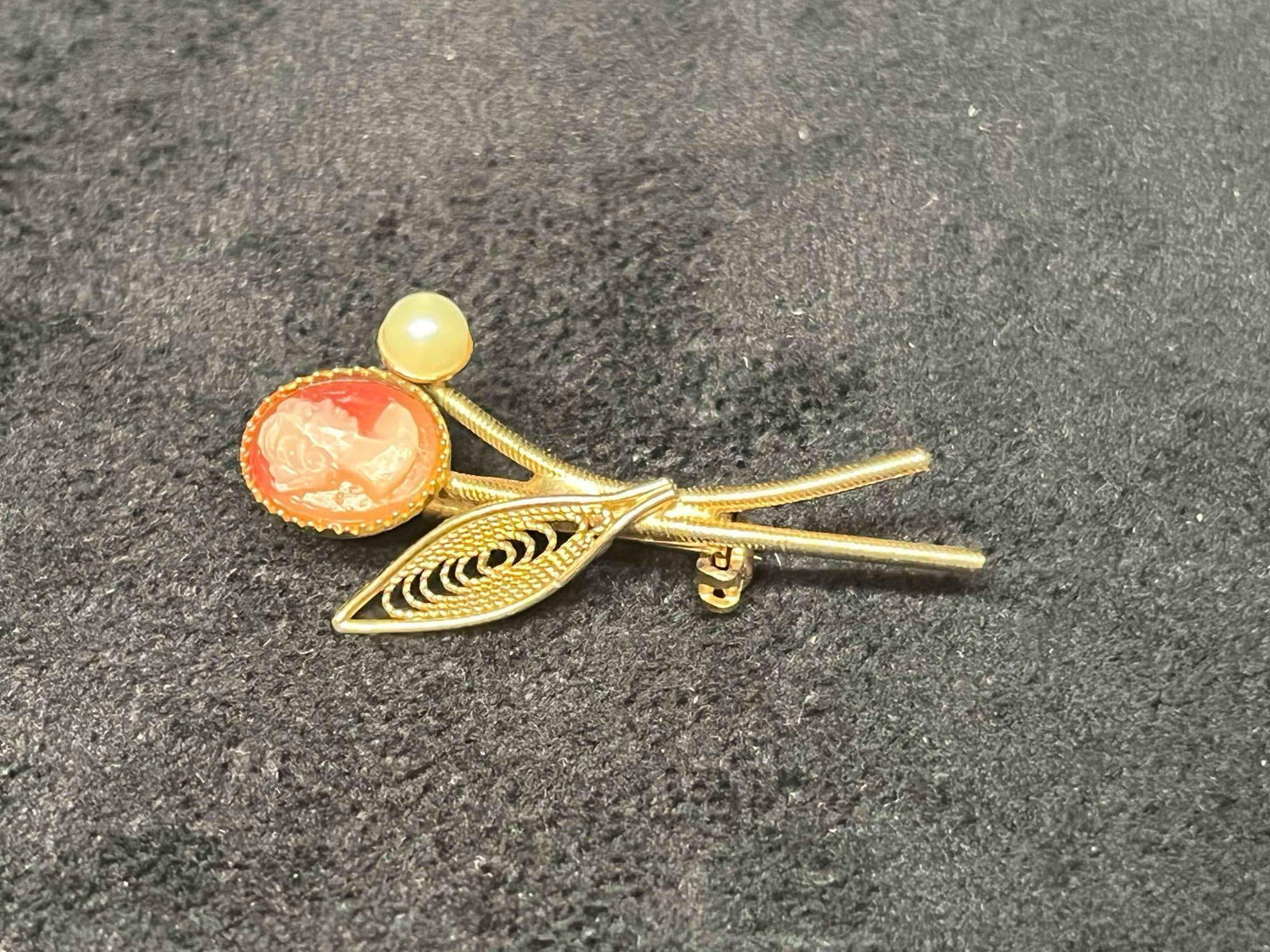 Small Gold Tone Leaf Cameo & Faux Pearl Brooch: This lot contains a Small Gold Tone Leaf Cameo & Faux Pearl Brooch. It is approx 1 1/2" x 3/4" x 1/4". Total weight is 0.1oz. Overall the brooch is in good pre owned condition with minor wear from use