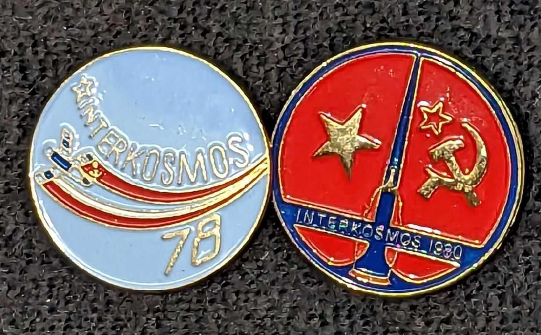 Vintage Soviet Russia Interkosmos Enamel Pins F18 (1 of 4)