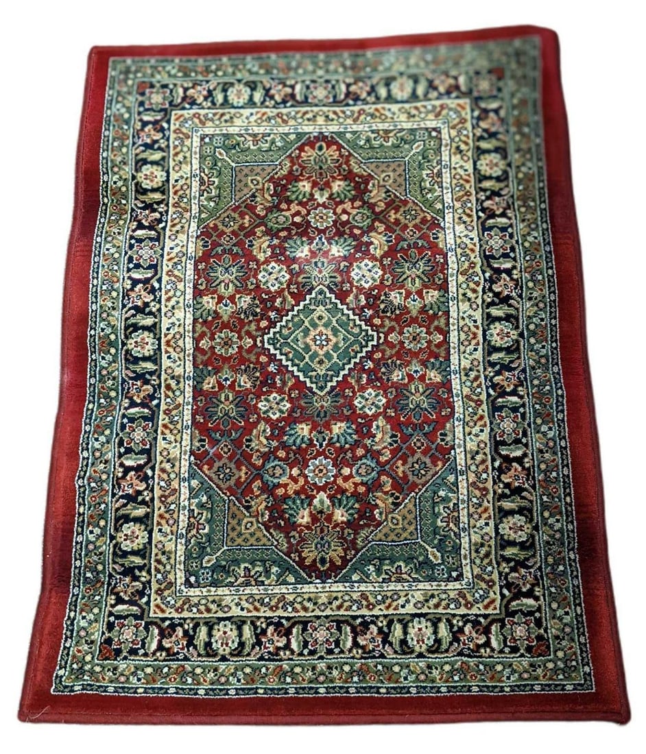 Somerset Home Windsor Area Rug 39" x 28": Somerset Home Windsor Area Wool Rug 39" x 28". The rug is in a good, used condition with slight fraying on the sides. The rug weighs 4.5lbs. Please see the images as they are part of the description.