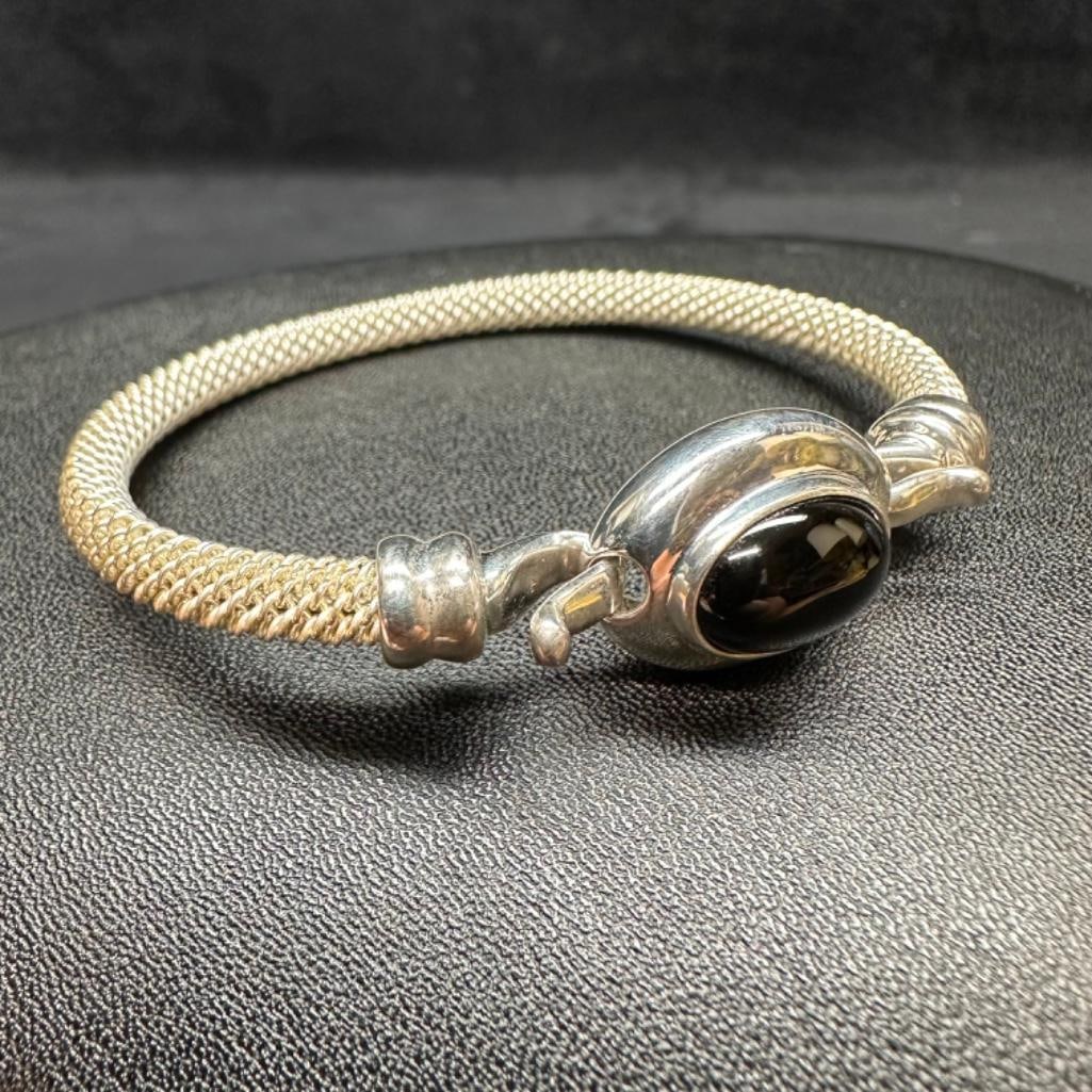 Sterling Onyx Clasp Mesh Tube Bracelet: This piece of jewelry has been tested and researched prior to listing. Please view all our pictures they are part of our description. DETAILS: Metal - Sterling Silver Color - Silver Stones - Onyx Hal