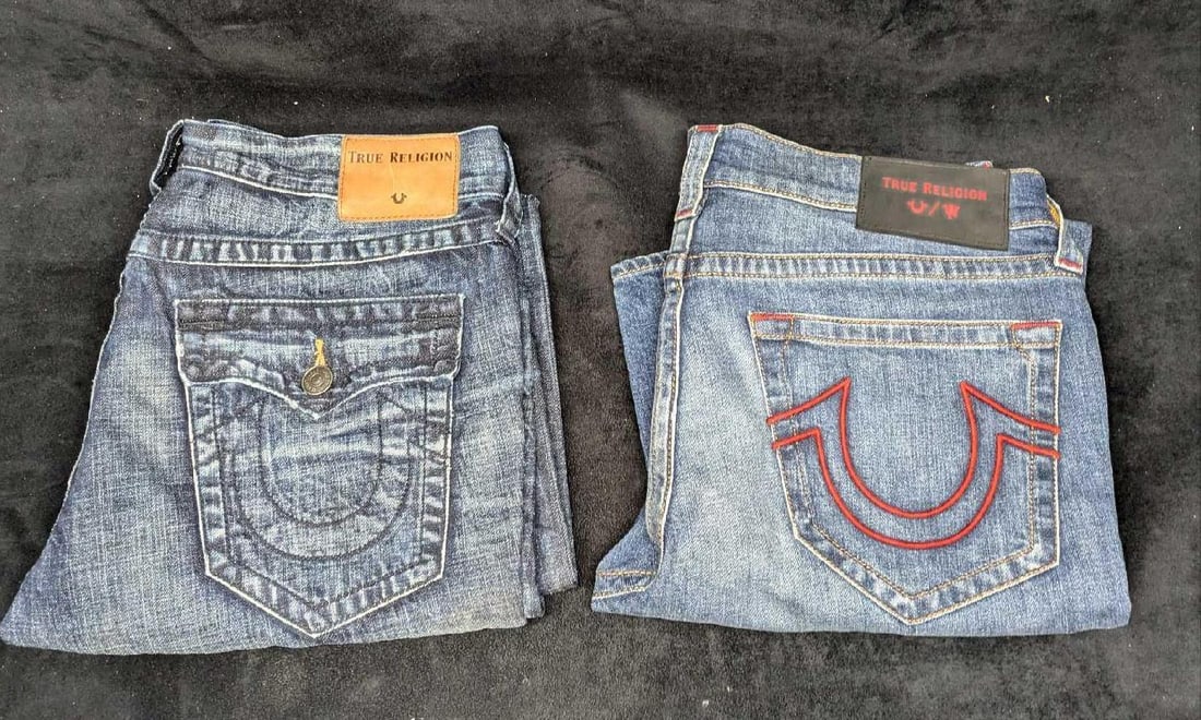 2 Men's True Religion Mens Size 33 Jeans: 2 Men's True Religion Mens Size 33 Jeans. This lot contains one pair of "Manchester United" and "Billy" relax bootcut jeans. Each does not appear to have been worn. The "Billy&