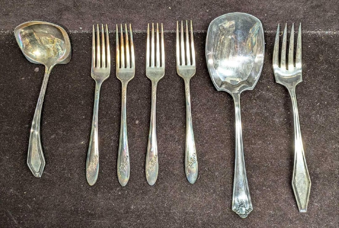 7 Vintage Silver Plated Forks & Serving Ladle & Spoon: 7 Vintage Silver Plated Forks & Serving Ladle & Spoon. This lot includes: (1) Holmes & Edwards Silver Plated Dinner Plate. This is approx 1 1/4" x1 1/2" x 8 1/4". (1) W.M. Rog
