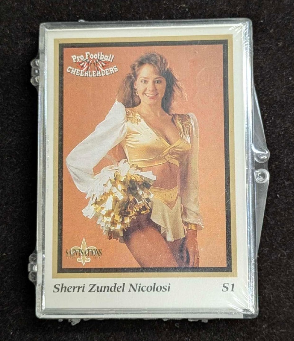 Sideliners Pro Football Cheerleaders Minnesota Vikings CC: Sideliners Pro Football Cheerleaders Minnesota Vikings CC. Is in a sealed plastic case that is approx 3 3/4" x 2 1/2" x 1/4 and it weighs 0.21lb. The plastic wrapper has some light wear.